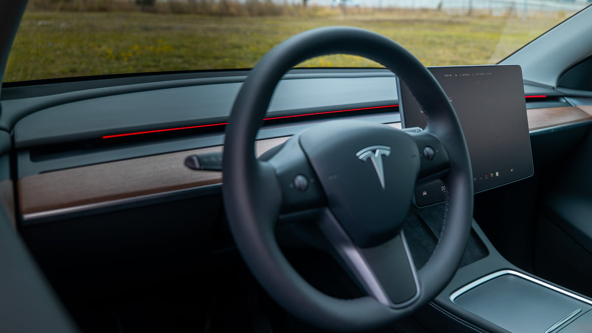 S3XY Strip 安裝於 Tesla 中控台